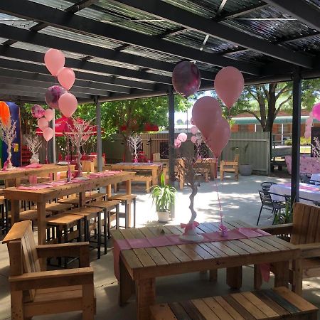 Riverina Hotel Холбрук Екстериор снимка