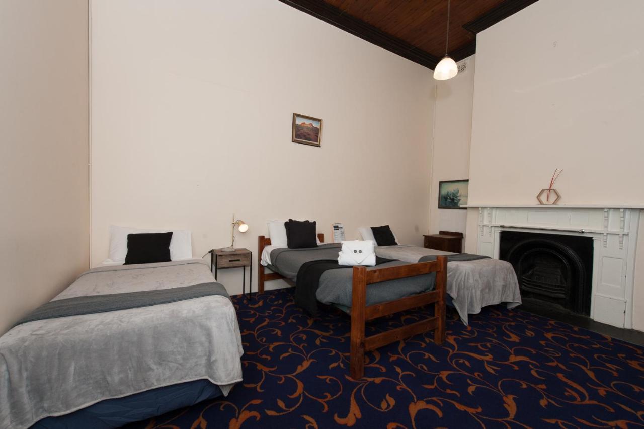 Riverina Hotel Холбрук Екстериор снимка