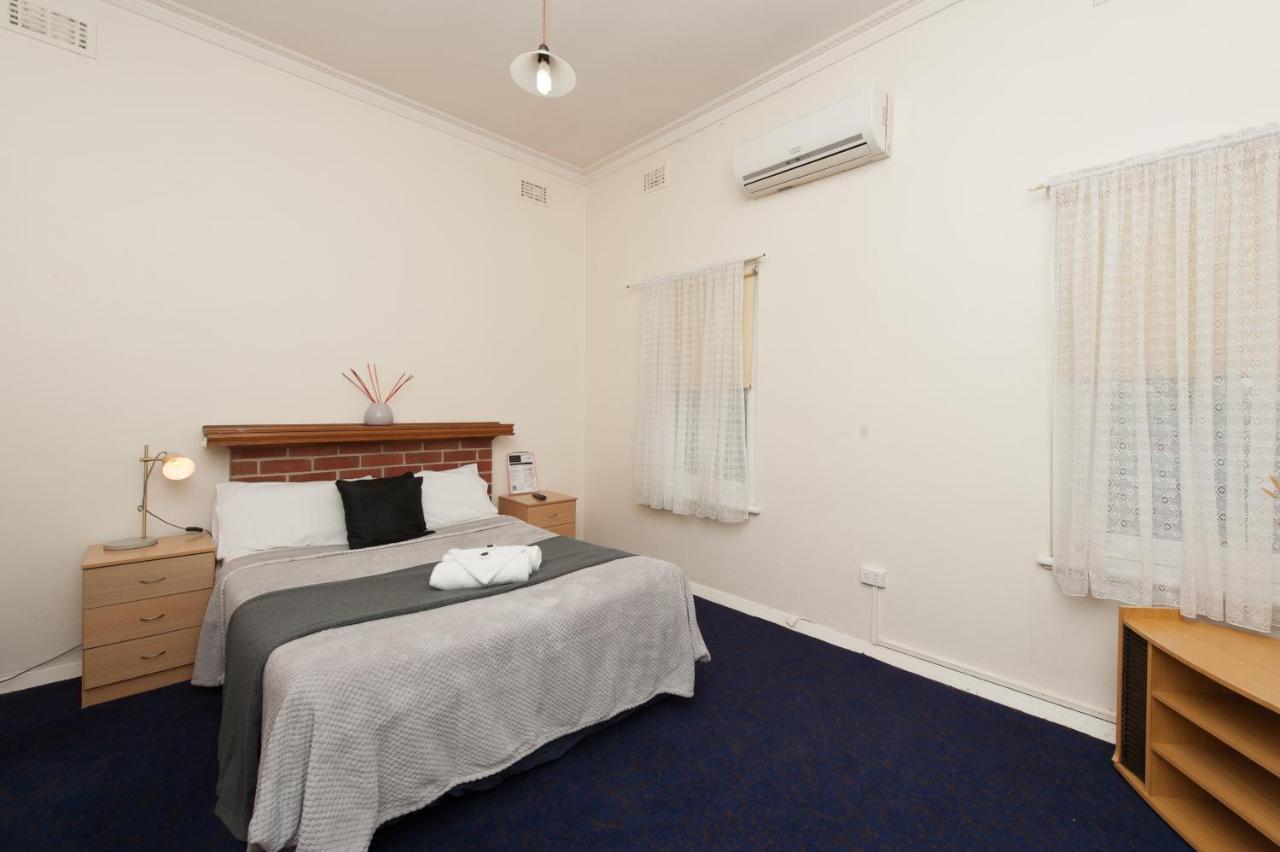 Riverina Hotel Холбрук Екстериор снимка