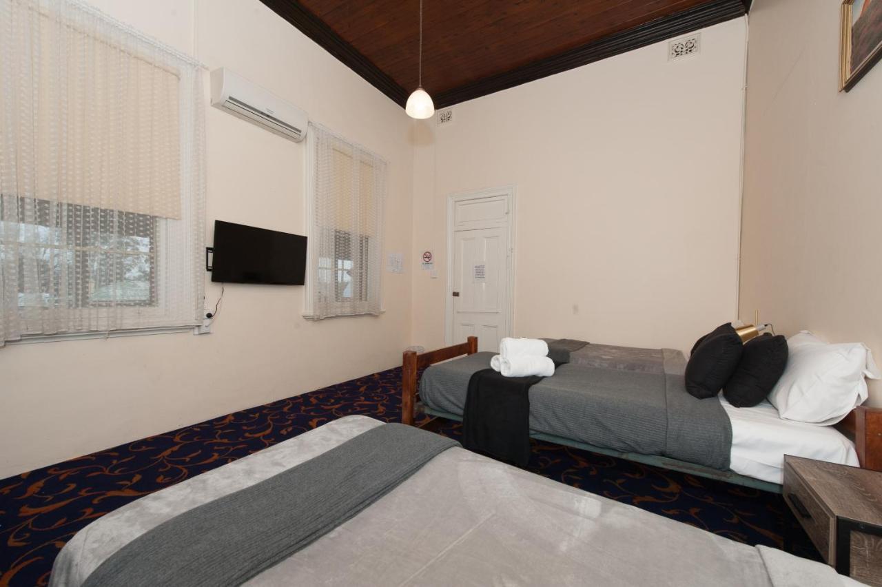 Riverina Hotel Холбрук Екстериор снимка