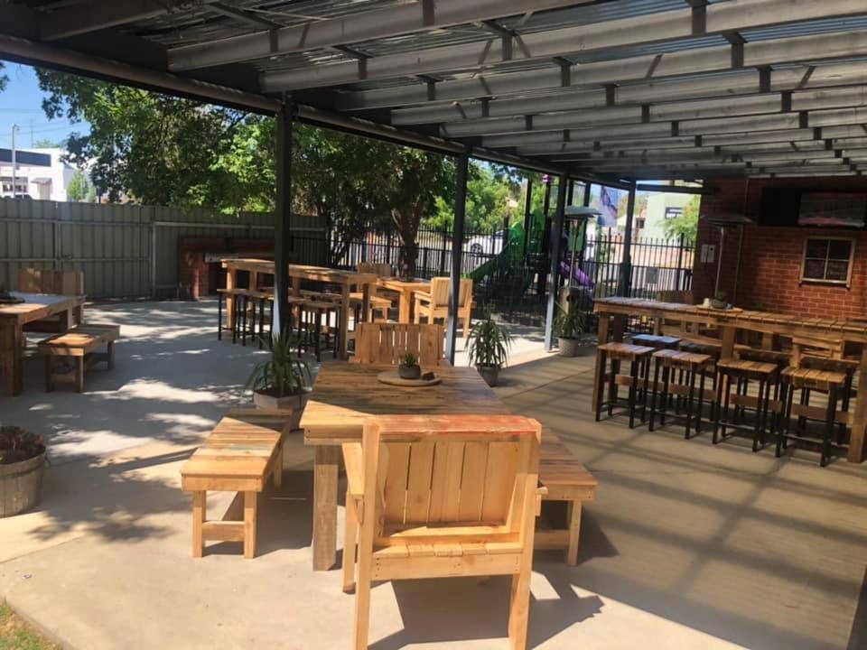 Riverina Hotel Холбрук Екстериор снимка